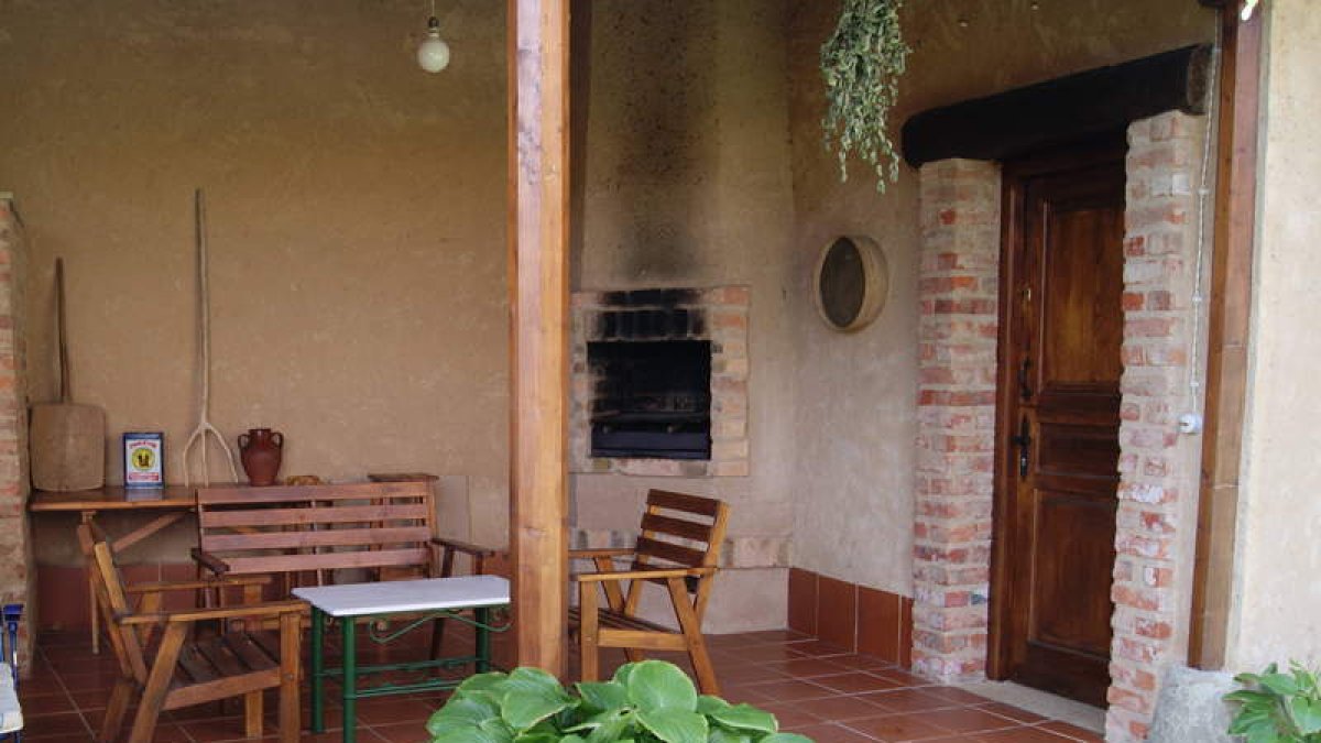Patio y comedor deLa Huertinade Mateo, en Antoñán del Valle.