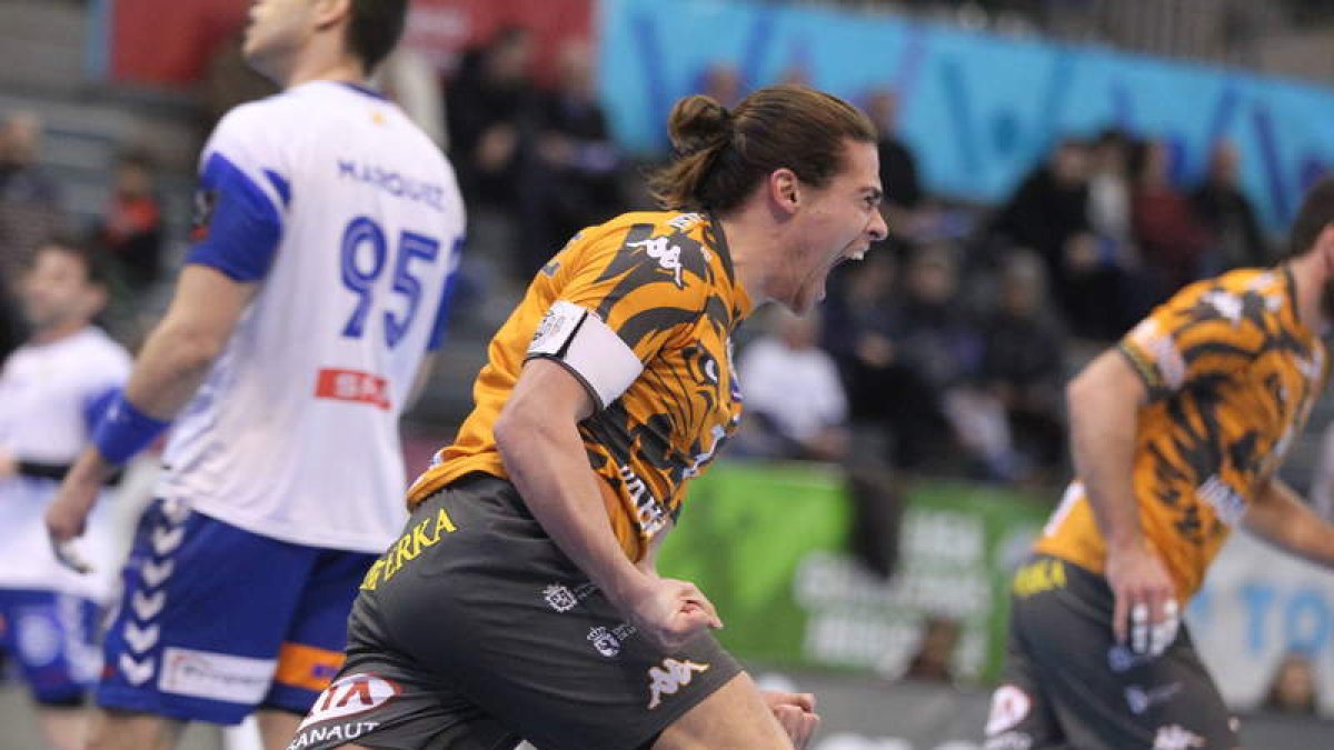 Mario López, capitán del Abanca Ademar, celebra un gol ante Granollers. DL