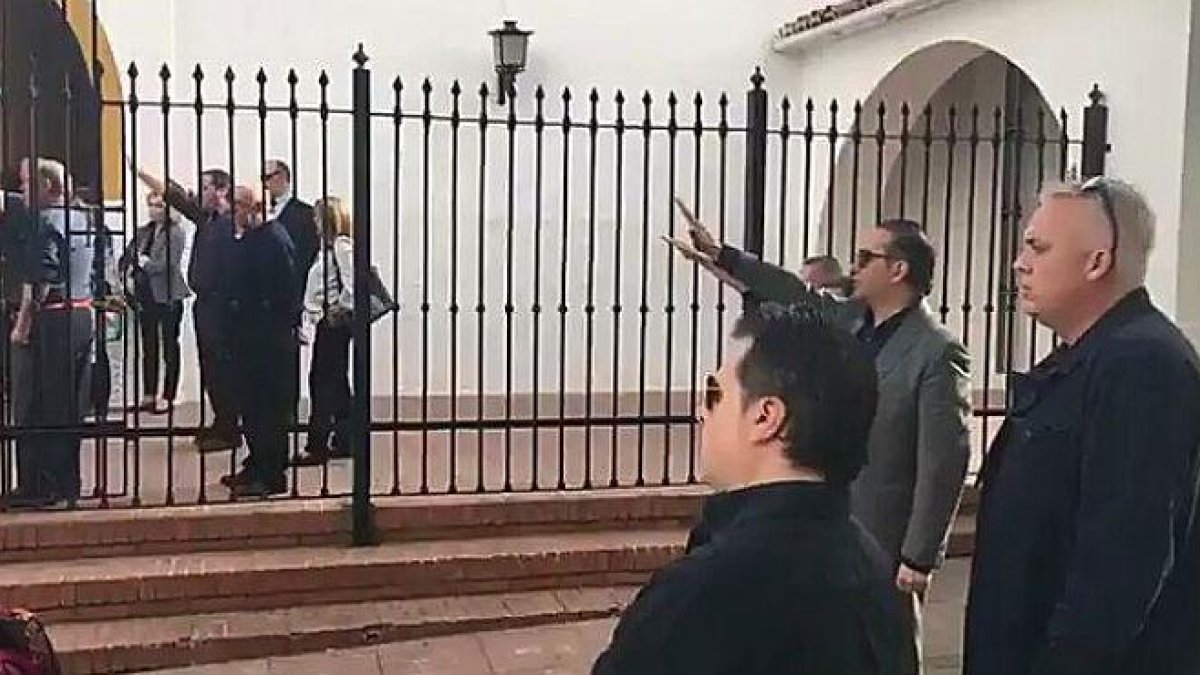 Un grupo de hombres con el brazo en alto han entonado el himno falangista para despedir a Utrera Molina.