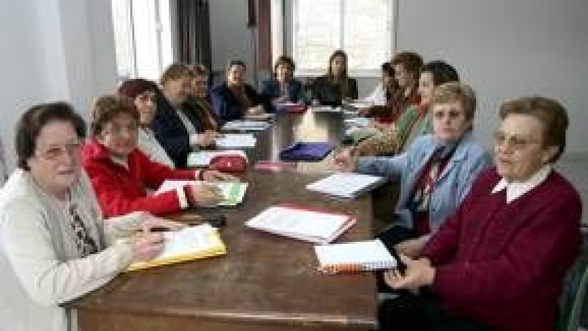 Las alumnas de estos cursos especiales asisten a una de sus clases en Bercianos del Páramo