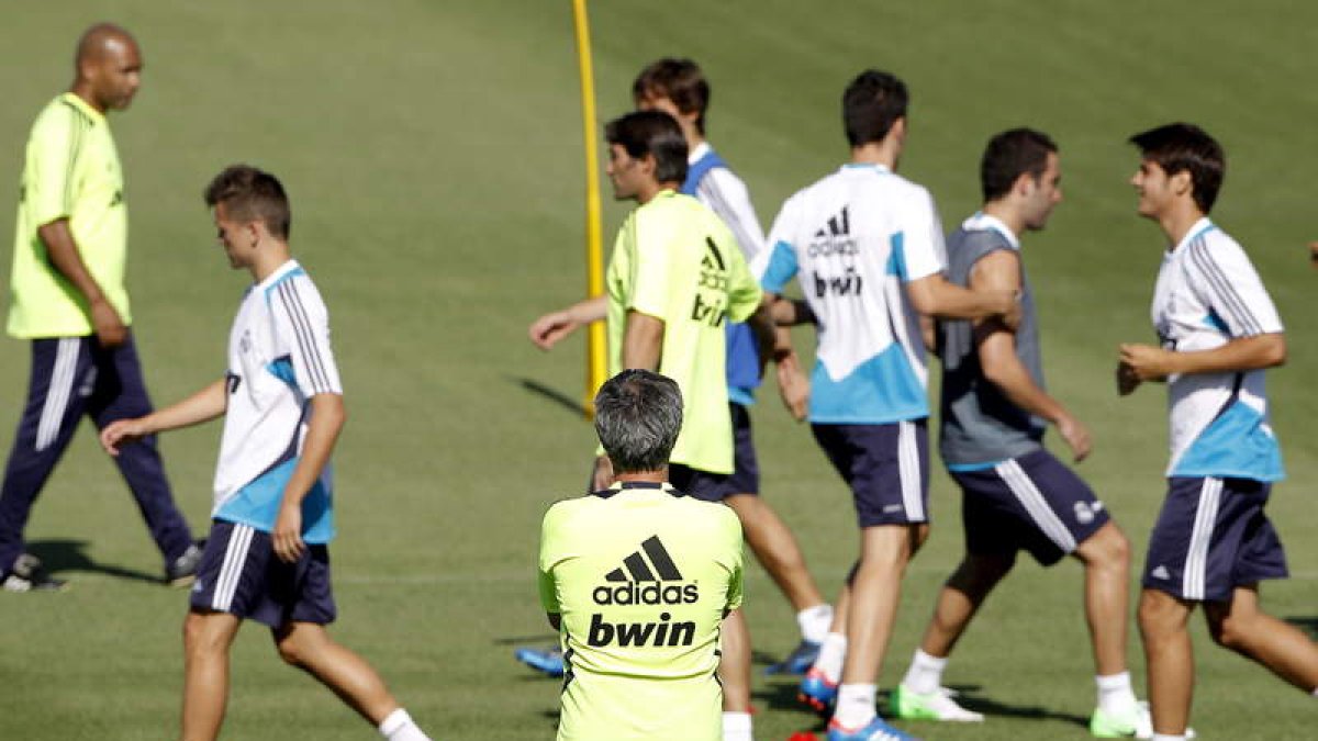 José Mourinho supervisa el ejercicio de sus jugadores durante el entrenamiento.