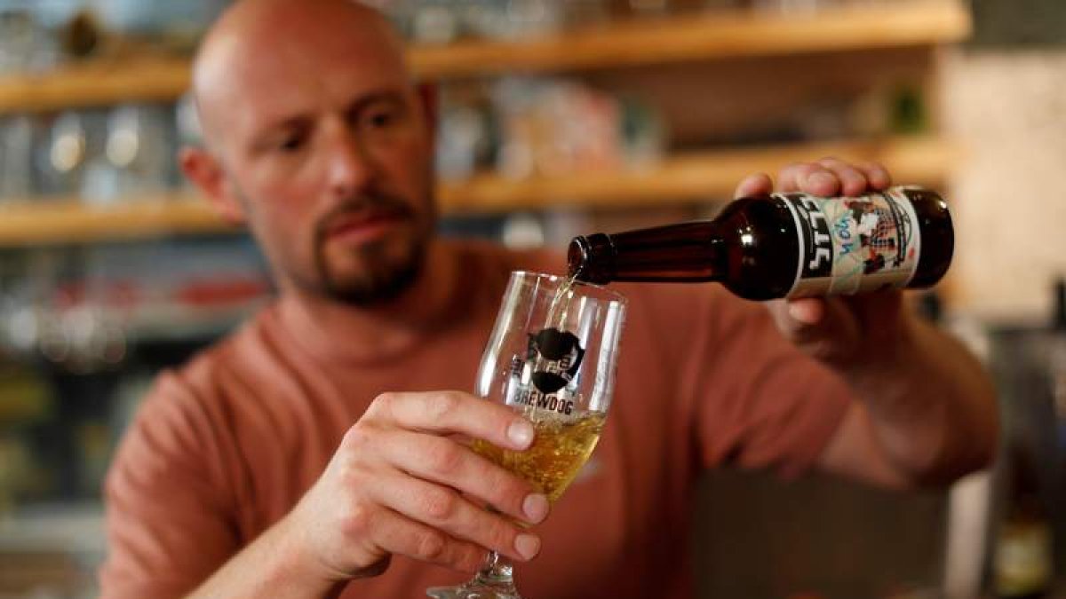 Un camarero sirve la cerveza durante una rueda de prensa de la Autoridad de Antigüedades israelí. ATEF SAFADI