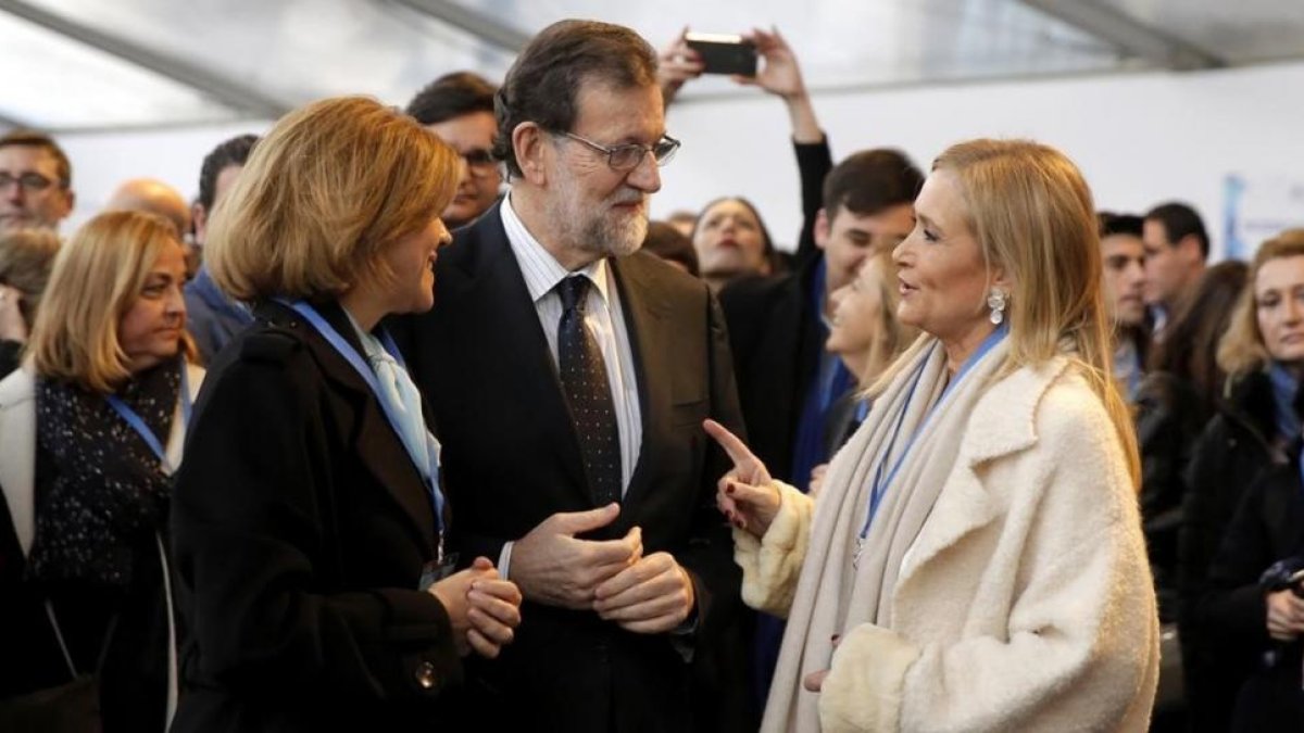 Mariano Rajoy, entre María Dolores de Cospedal y Cristina Cifuentes, en el congreso nacional del PP.
