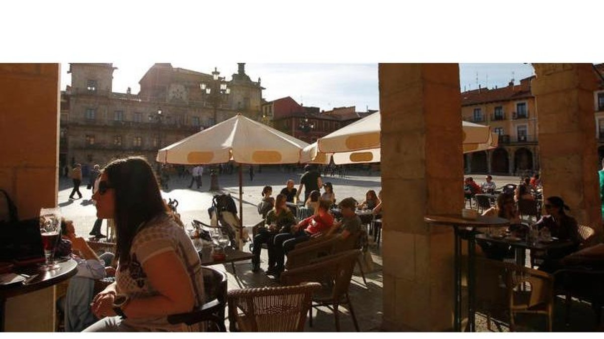 Los congresistas aprovechan su ocio para disfrutar de la ciudad. JESÚS F. SALVADORES