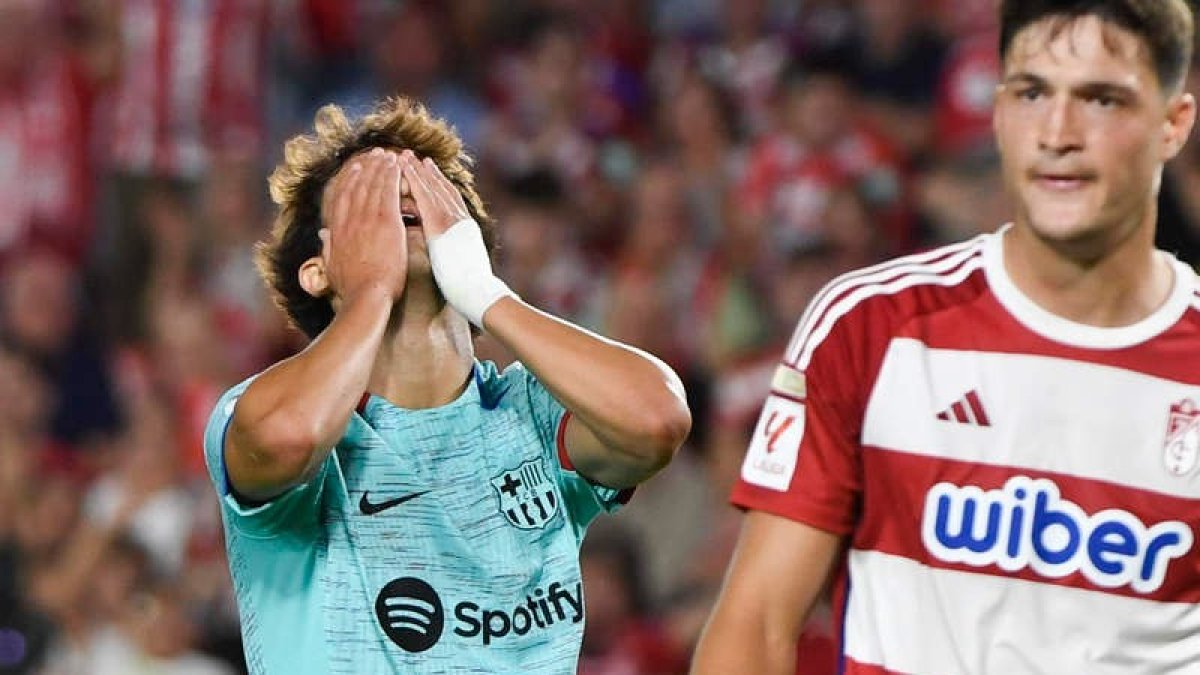 El delantero portugués del Barcelona, Joao Félix, se lamenta tras el gol anulado por fuera de juego que hubiera sido el 2-3. MOLINA