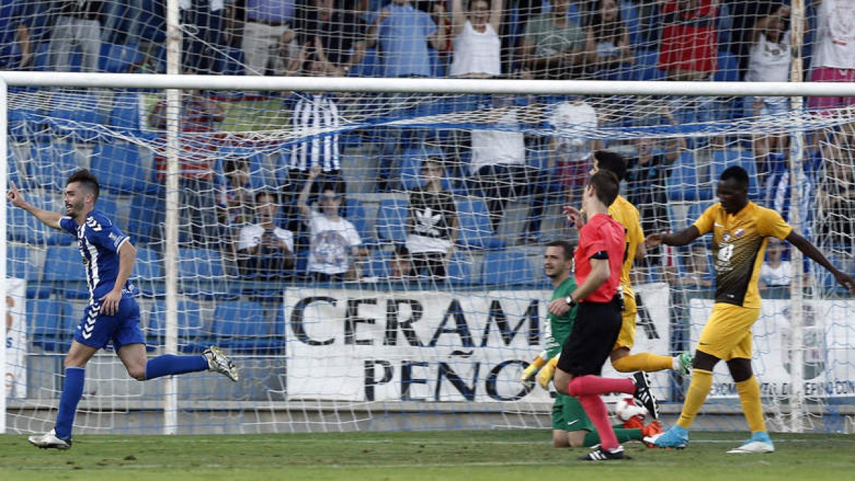 Cristian Fernández, que en su día fue jugador de la Ponferradina, redondeó el marcador para el Talavera en los minutos finales del partido. MANUEL REINO