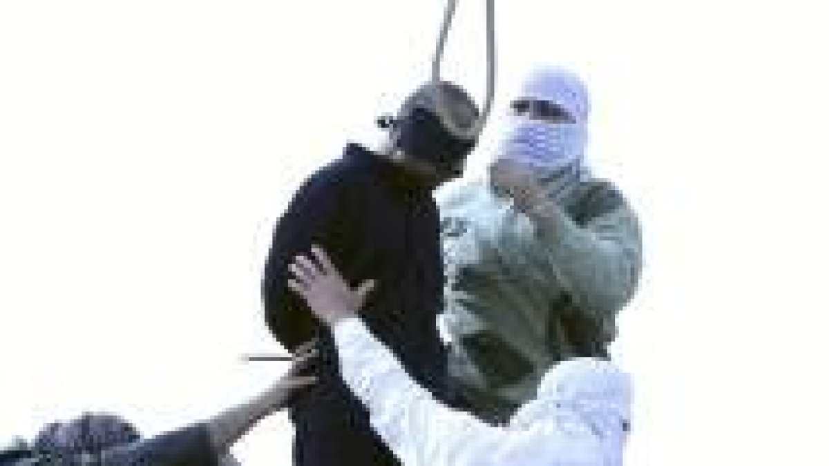 Decenas de iraníes se acercaron para presenciar en Zahedán la ejecución a primera hora de la mañana