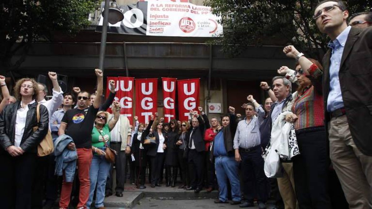 Militantes de UGT despiden a Fermín Carnero ante la sede de la UGT cantando <em>La Internacional</em>
