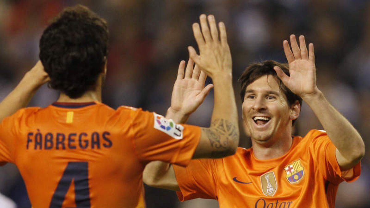 Messi celebra con Cesc uno de sus tres goles ante el Deportivo de La Coruña.