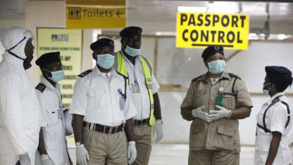Miembros del servicio de salud nigerianos esperan en el aeropuerto internacional de Lagos, este lunes.