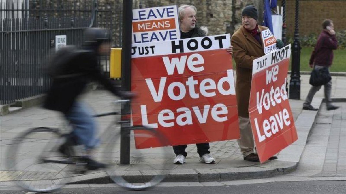 Partidarios del brexit se manifiestan en los aledaños del Parlamento británico, en Londres.