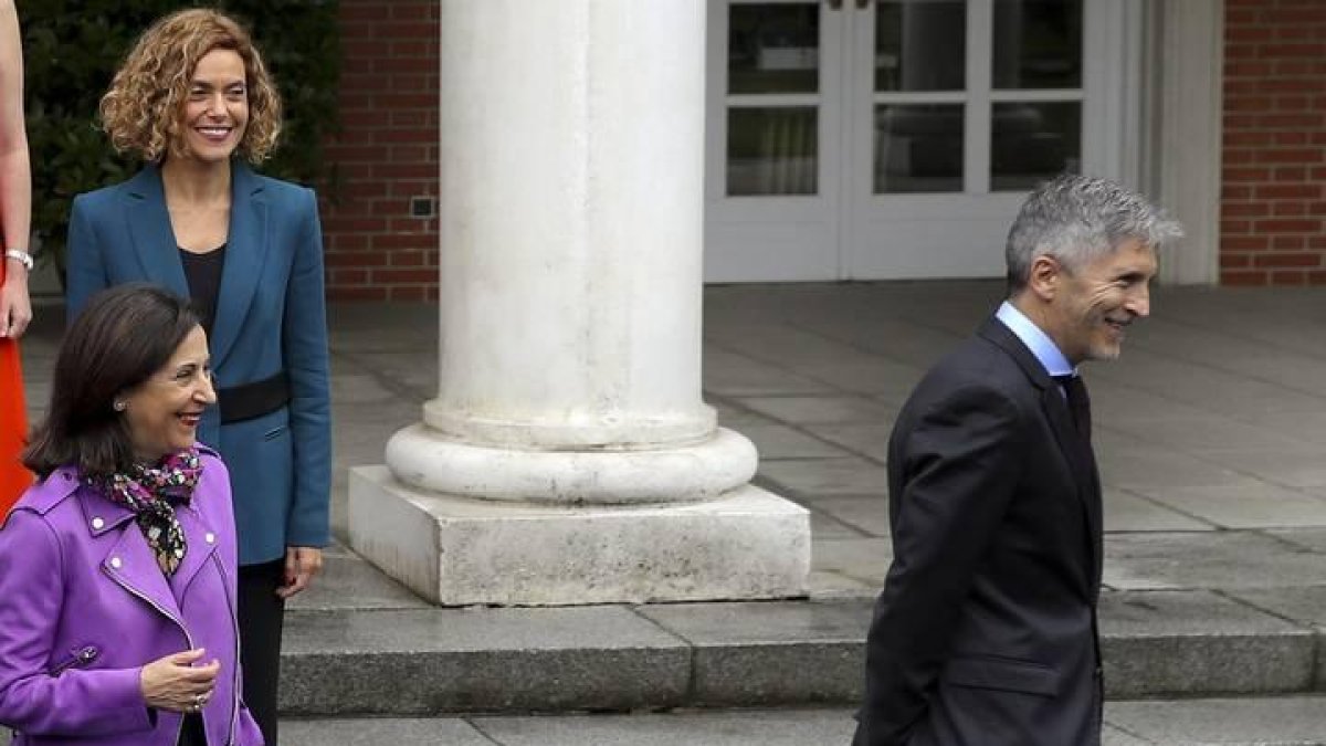 El ministro de Interior, Fernando Grande Marlaska, tras posar para la foto de familia con el resto del Ejecutivo después de la primera reunión del Consejo de Ministros