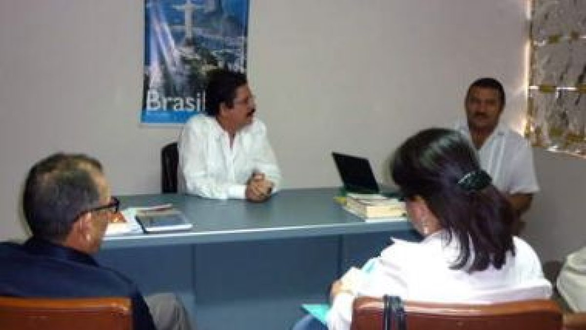 Manuel Zelaya, en el centro, en compañía de sus asesores en la embajada de Brasil.