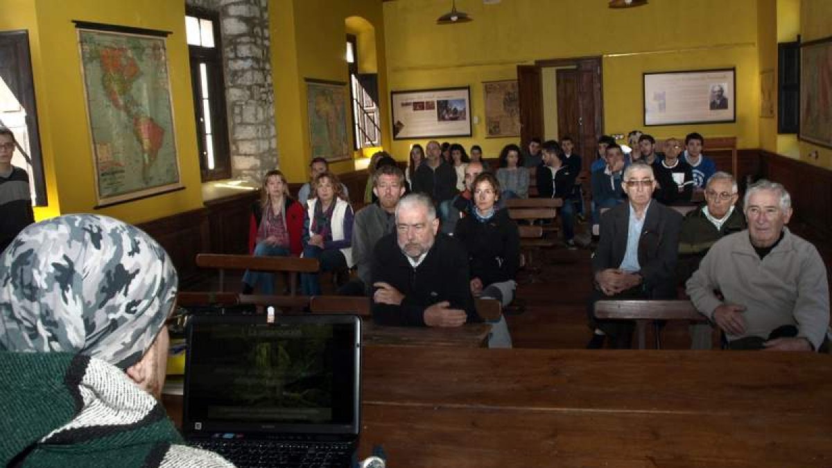 La charlas sobre el árbol fueron seguidas por mayores y jóvenes.