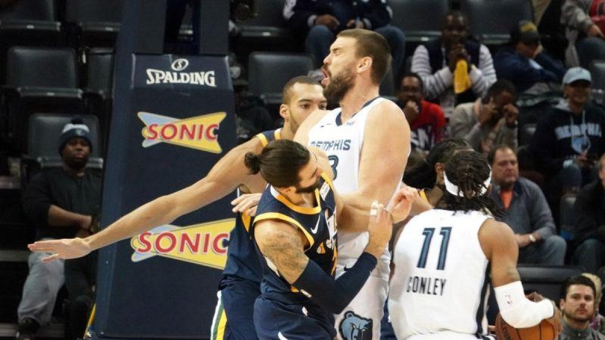 Marc Gasol y Ricky Rubio, en plena pugna.