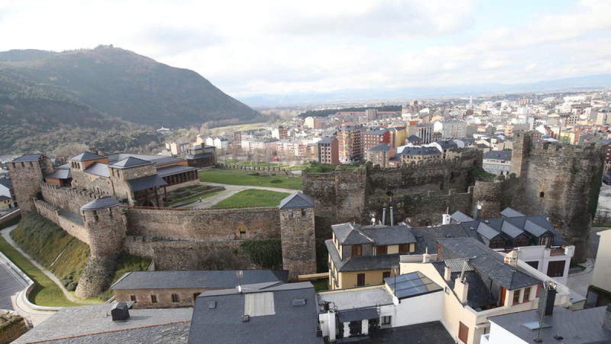 Los turistas podrán acceder a más información del castillo con la aplicación móvil. ANA F. BARREDO