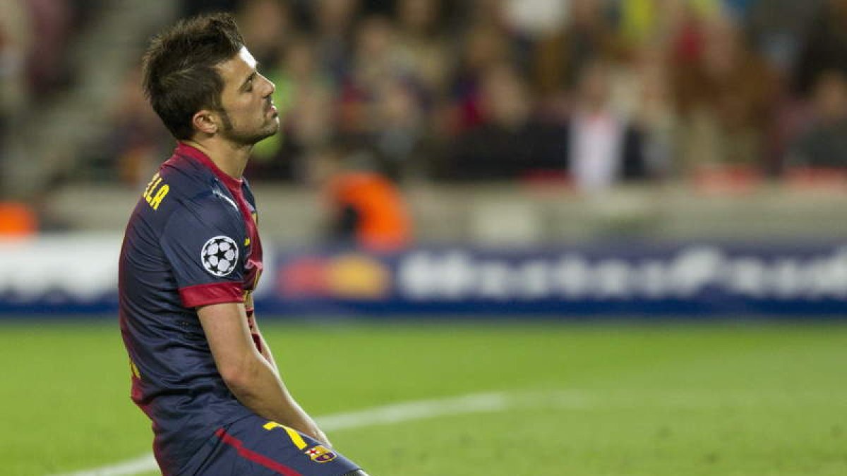 Alves y Ribéry pugnan por el control del balón. El francés fue una pesadilla para la defensa del Barça que casi nunca pudo pararle.