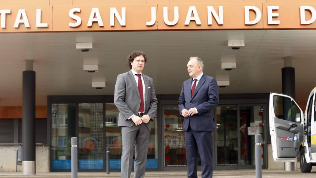 Manel del Castillo y Juan Francisco Seco, frente al Hospital San Juan de Dios de León. RAMIRO