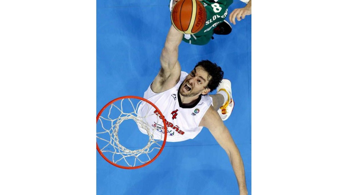 Pau Gasol salta a canasta para realizar un mate durante el partido contra Eslovenia.