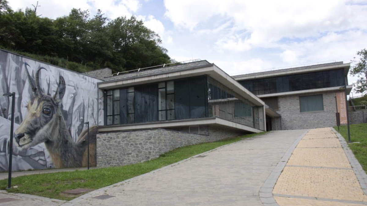 Entrada al nuevo centro de visitantes de Valdeón. CAMPOS