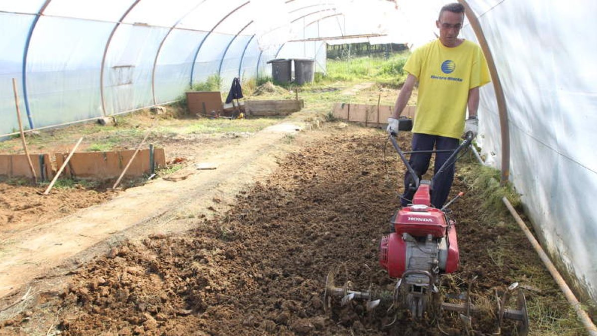 Uno de los pacientes de Proyecto Hombre prepara el terreno en el que se ubicará el huerto ecológico de Santibáñez.