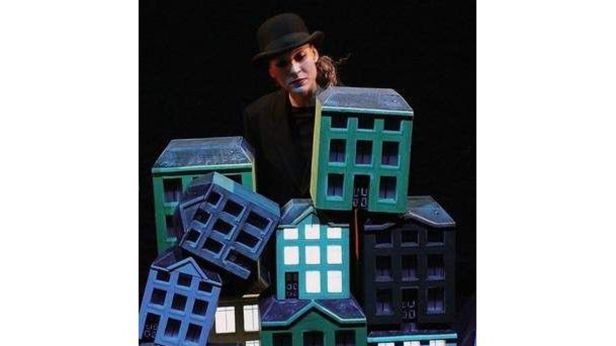 El ineludible bombín de René Magritte no podía faltar.