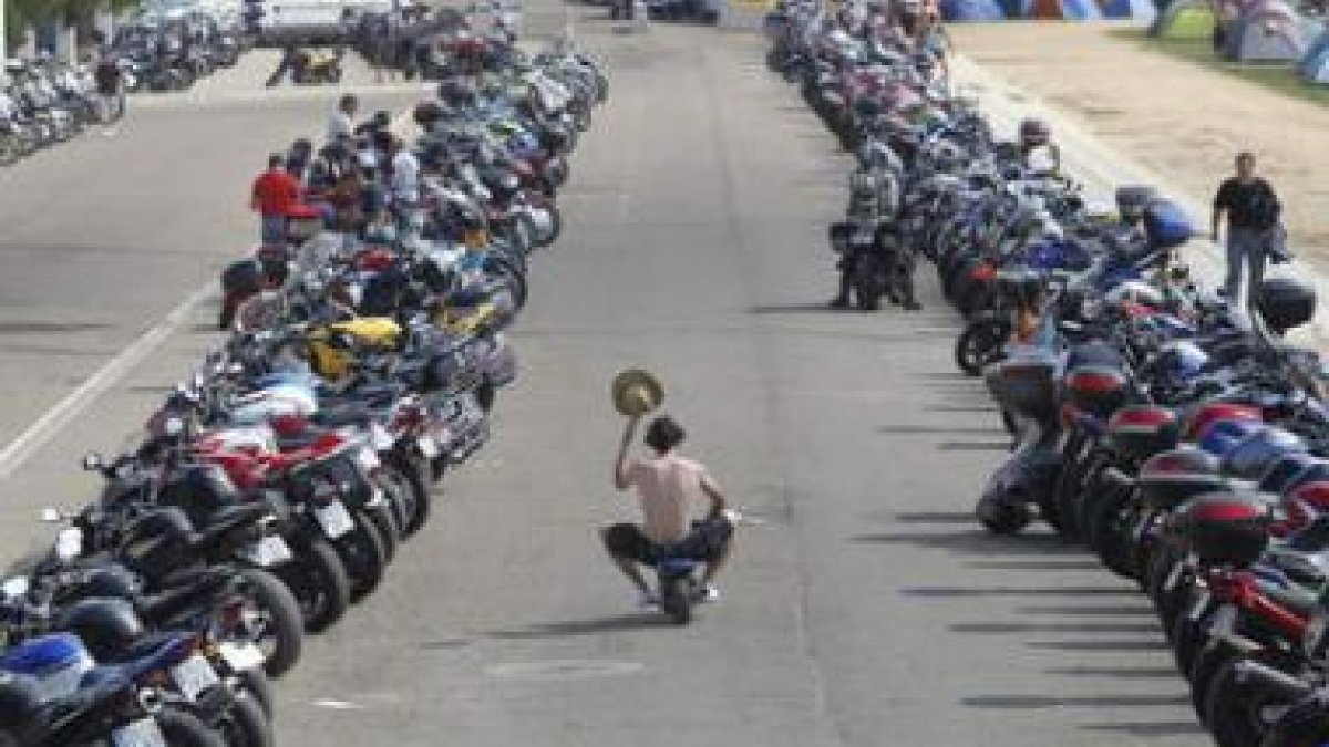 La carrera en circuito urbano trae a La Bañeza un buen número de moteros todos los años.