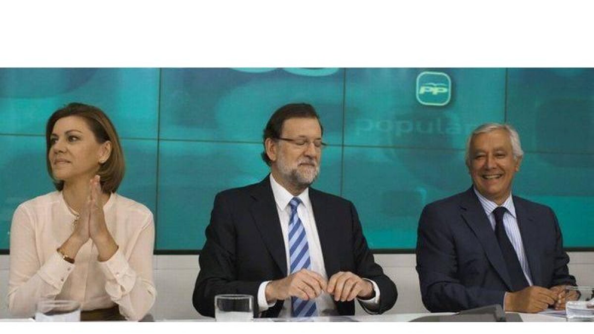 Rajoy, entre Cospedal y Arenas.