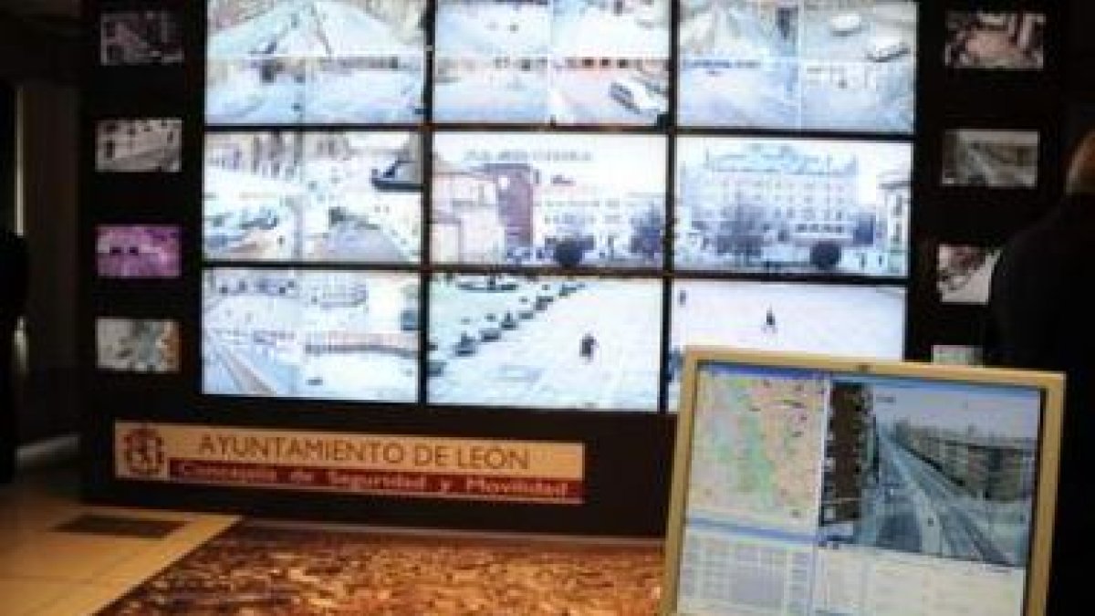La sala de videovigilancia cuenta con un gran panel desde el que se controlan todas las cámaras que