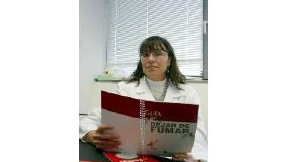 Una doctora muestra la guía para dejar de fumar editada por el Sacyl