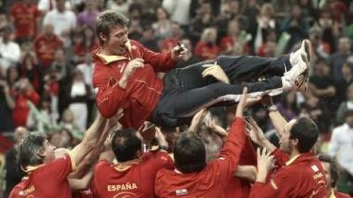 Juan Carlos Ferrero es manteado tras la victoria de España en el partido de dobles.