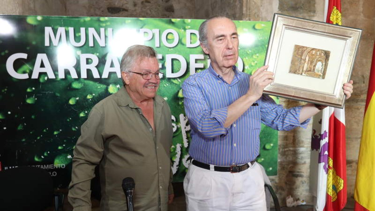 El monasterio de Carracedo acogió ayer el acto de fusión de la pintura y la poesía, con la presencia de Luis Antonio de Cuenca. L. DE LA MATA