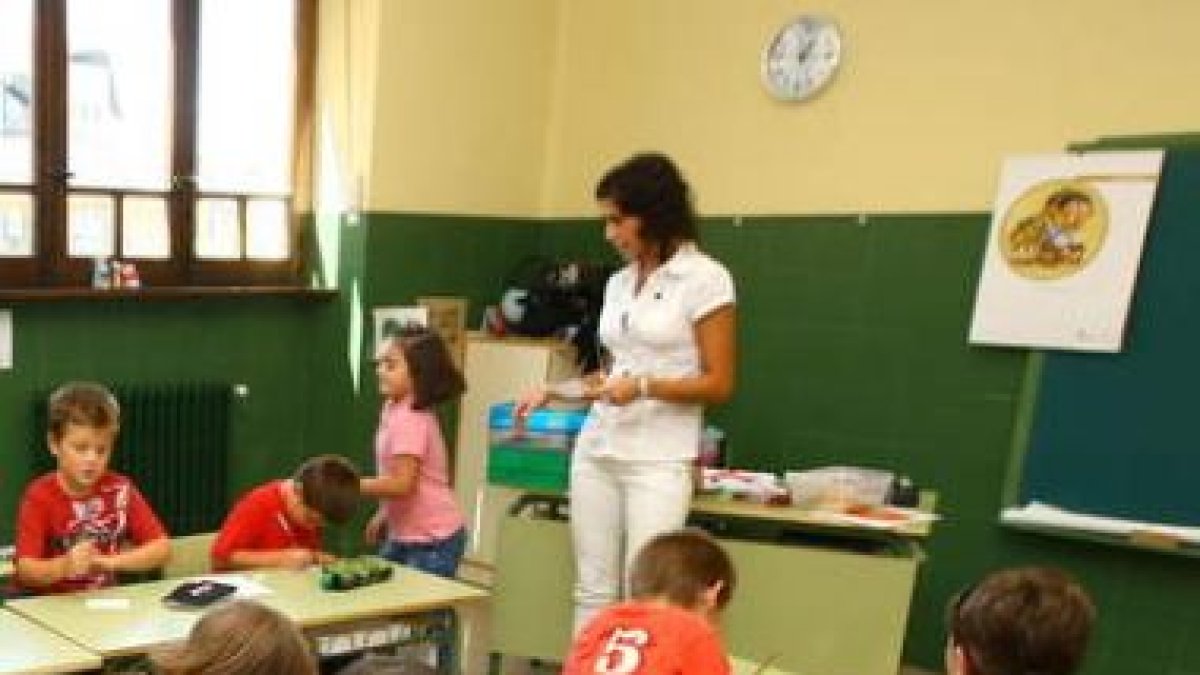 Una maestra de educación primaria con un grupo de alumnos.