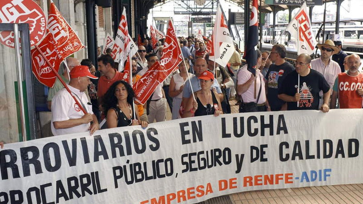 Los ferroviarios se concentraron contra los planes del gobierno para Adif y Renfe.