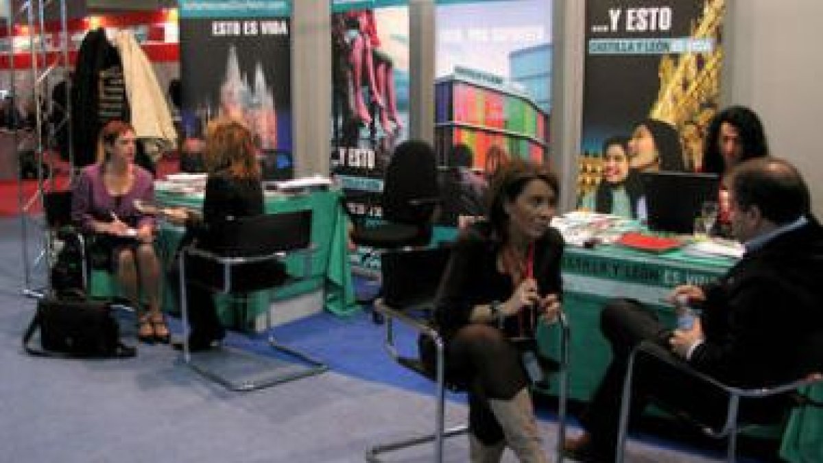 Técnicos municipales, en la reunión que mantuvieron con los empresarios en el stand de Castilla y Le