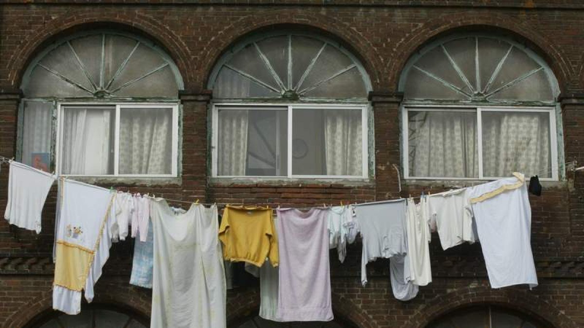 La ordenanza de convivencia prohibirá tender ropa en la calle, al estimarse la alegación del PP. JESÚS