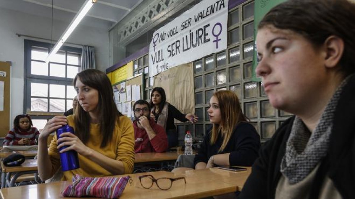 Estudiantes del ciclo de Promoción de la Igualdad de Género del instituto Can Vilumara de L'Hospitalet de Llobregat.