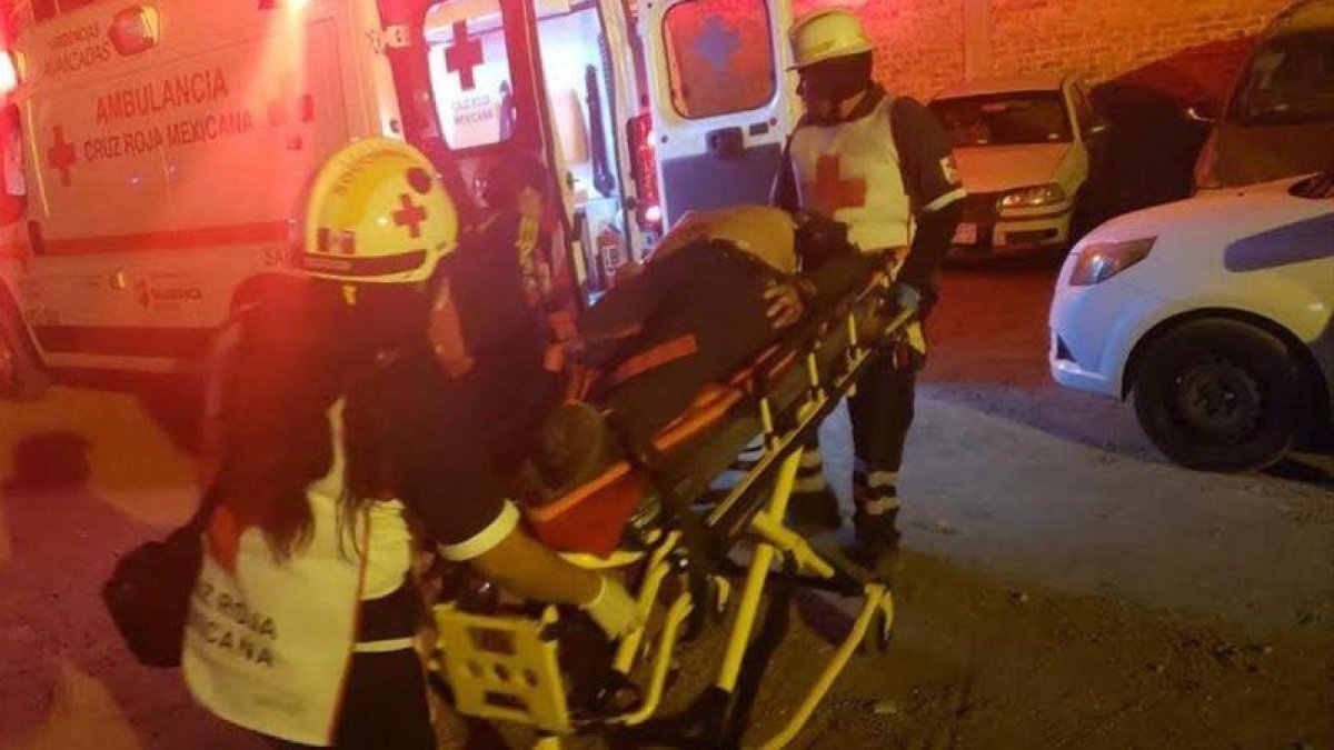 Socorristas auxilian a heridos en el tiroteo en un bar de la ciudad de Salamanca (Guanajuato) del 9 de marzo.