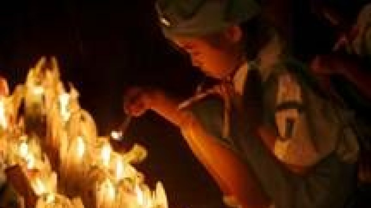 Una niña japonesa enciende una vela en el «Parque de la Paz» en recuerdo de los fallecidos