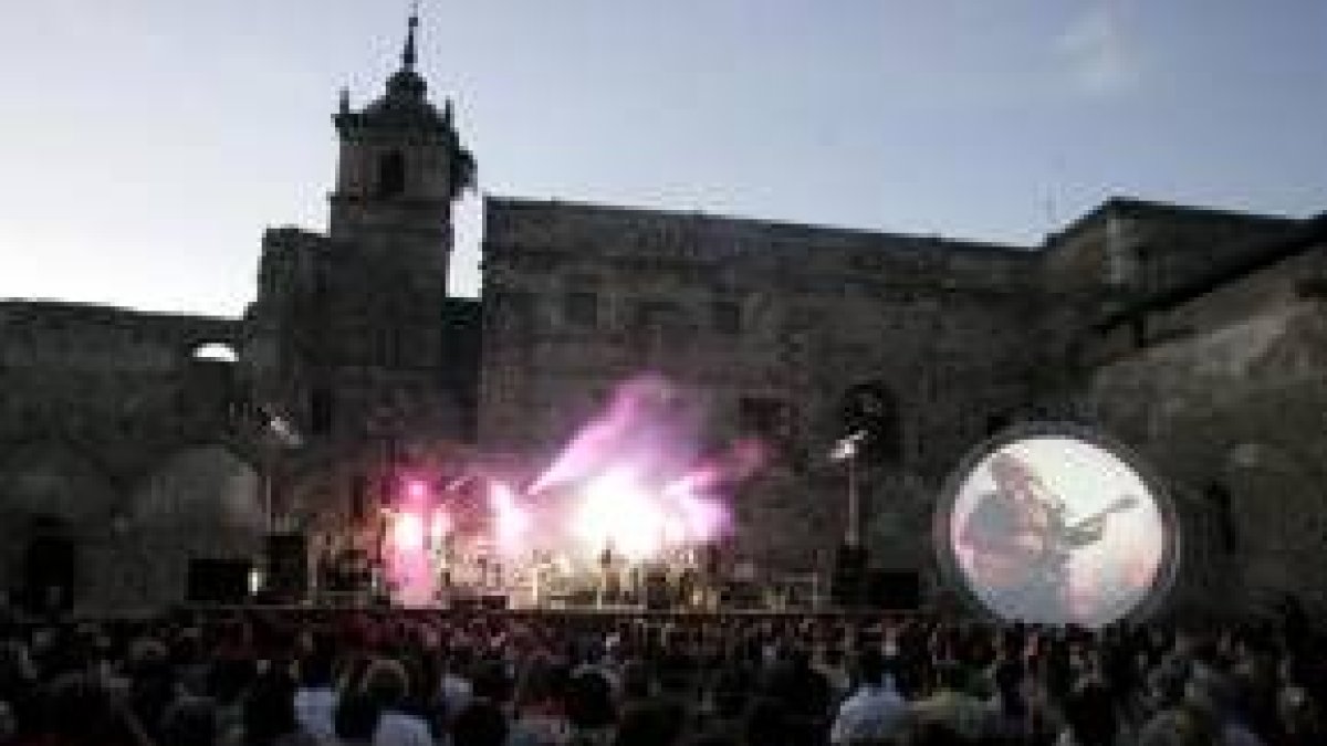 El público llenó el claustro para escuchar a la mítica banda