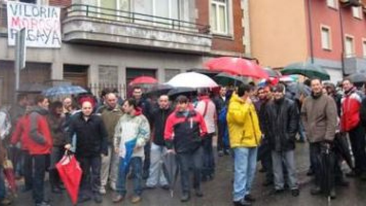 Los mineros se concentraron ayer tarde en Torre del Bierzo contra la morosidad y exigen la intervenc