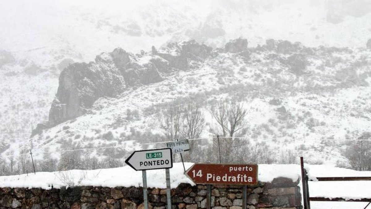 La nieve cubre la comarca leonesa de Los Argüellos