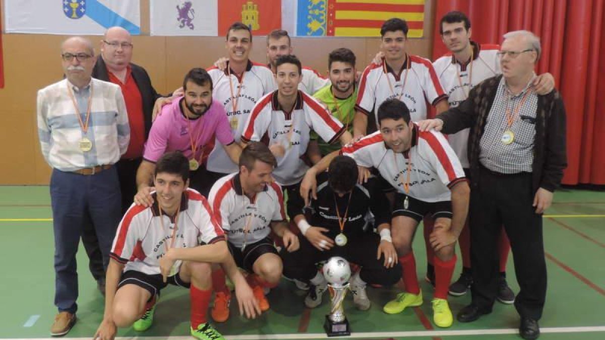 La selección autonómica compuesta por jugadores leoneses posan con el trofeo de campeones.