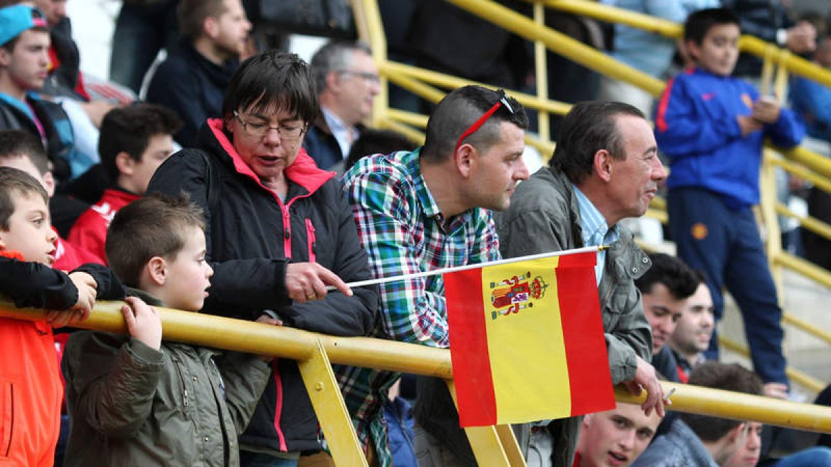 La afición leonesa animó a La Rojita desde la grada