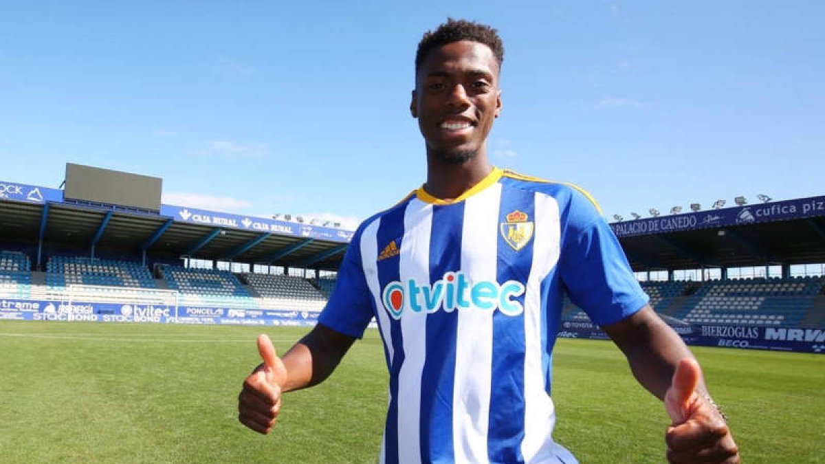 Heri Tavares fue presentado por el club y podría ejercer como titular frente al Real Zaragoza. SDP