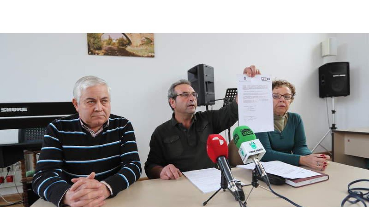 Los directivos de la asociación Puente Boeza, ayer en ruenda de prensa. ANA F. BARREDO
