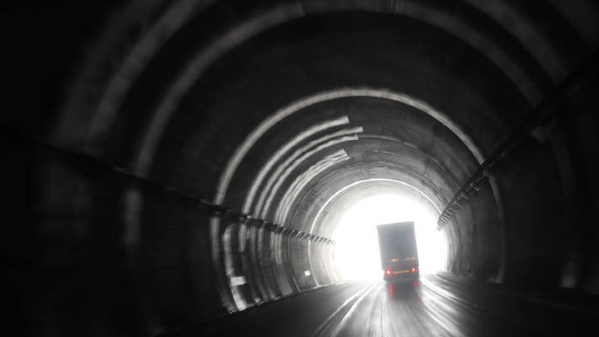 Un camión en la autopista León-Campomanes. JESÚS F. SALVADORES