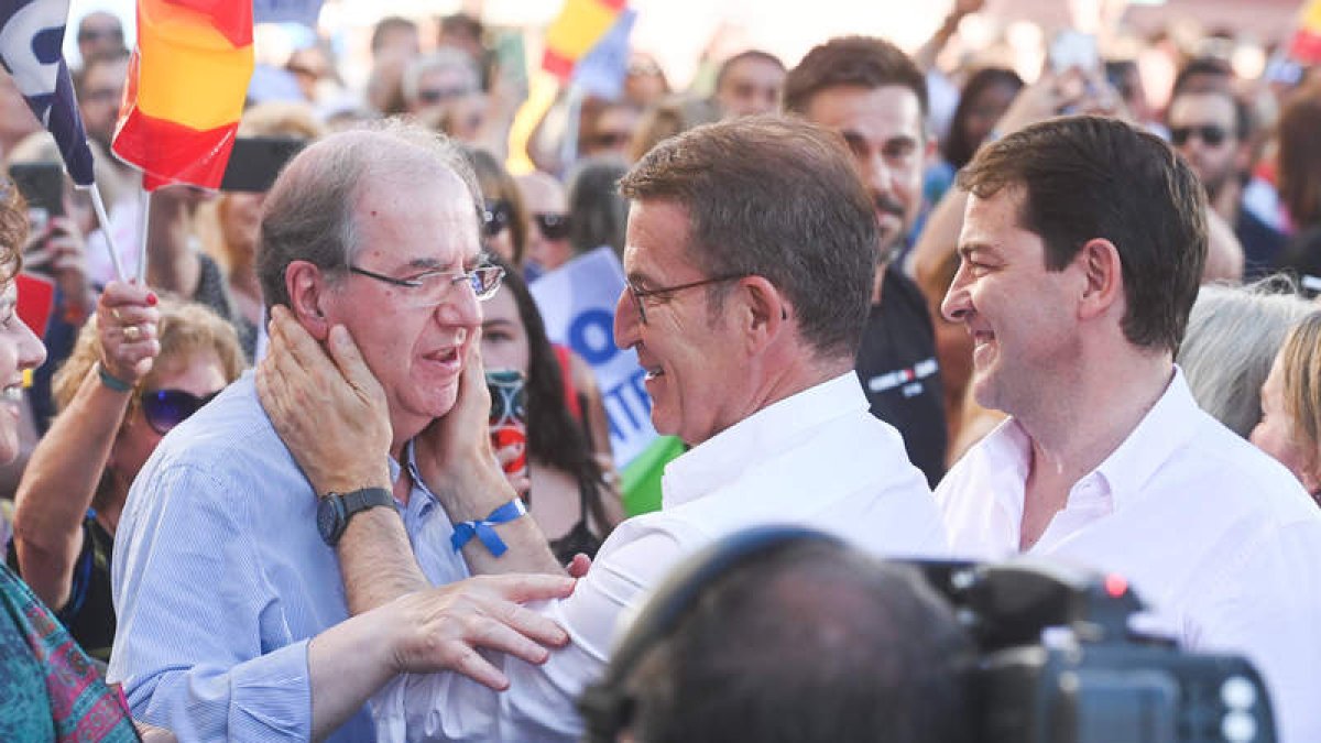 Feijóo saluda a Juan Vicente Herrera en presencia de Mañueco ayer, en Burgos. RICARDO ORDÓÑEZ