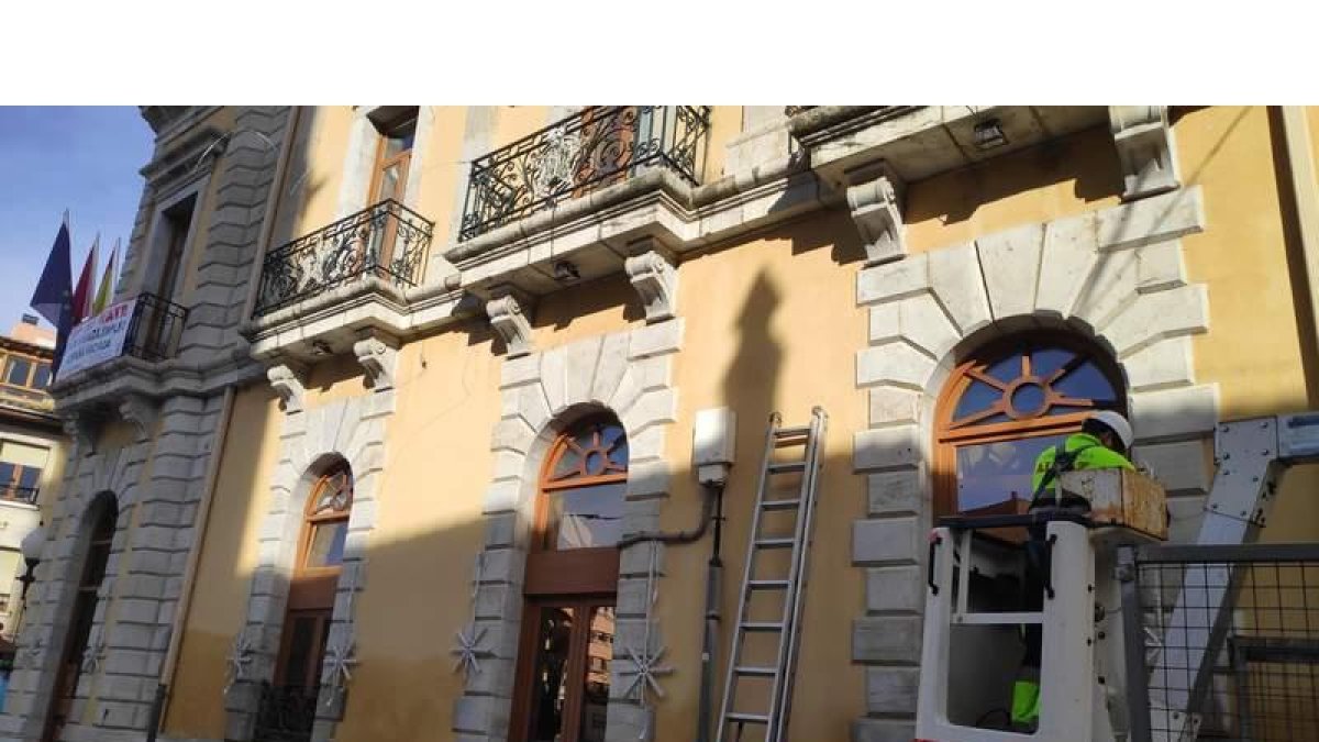 Instalación de la iluminación navideña ayer en el Ayuntamiento de la ciudad. A. R.