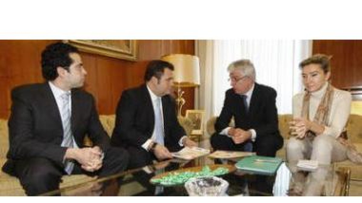 Luis Alfonso Rodríguez, el presidente de León Gótico,Juan Hernández, el rector de la ULE, José Ángel